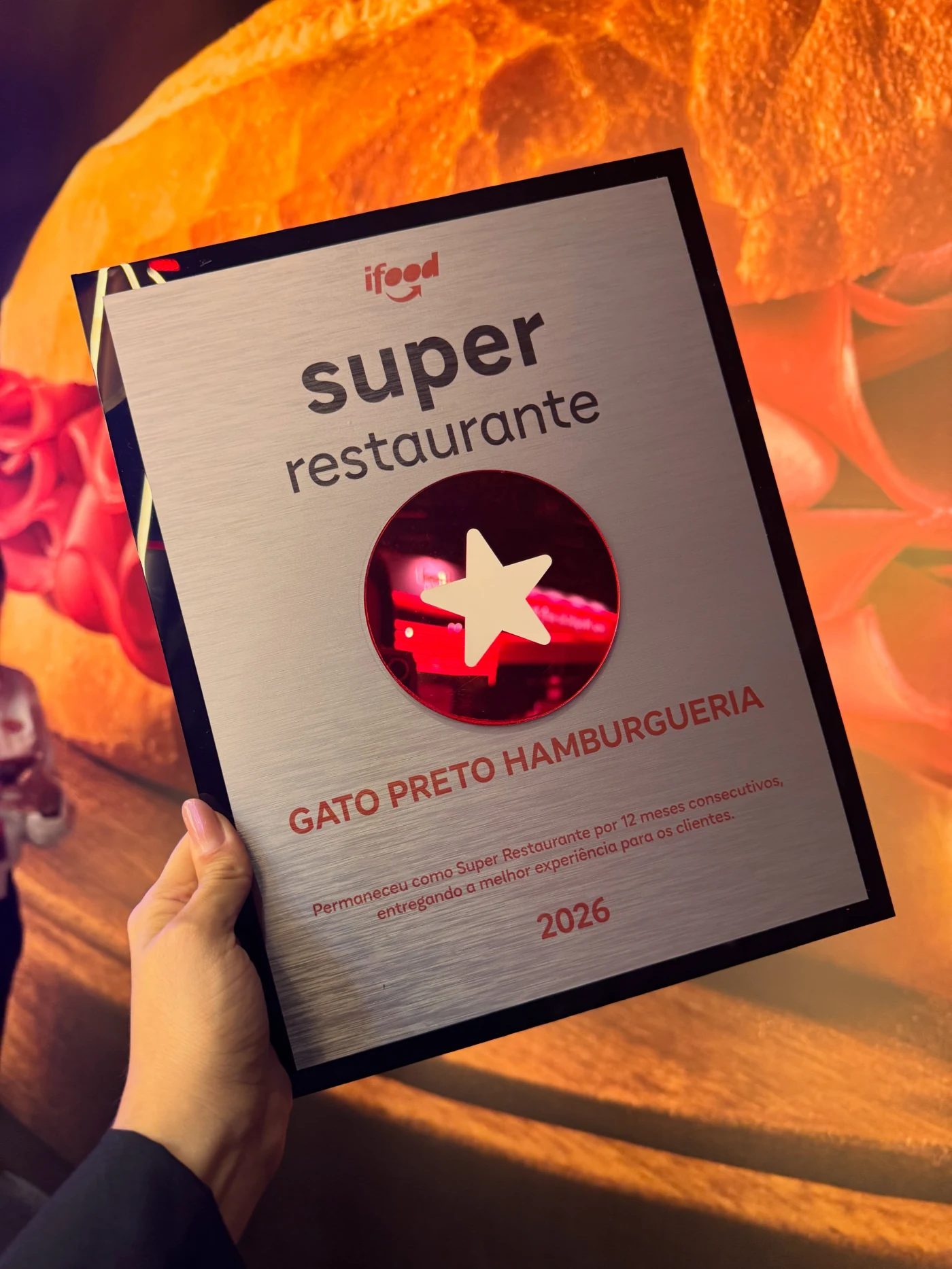 Placa Super Restaurante iFood 2026 concedida à Gato Preto Hamburgueria por 12 meses consecutivos entregando a melhor experiência para os clientes